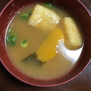 かぼちゃと油揚げわかめの味噌汁